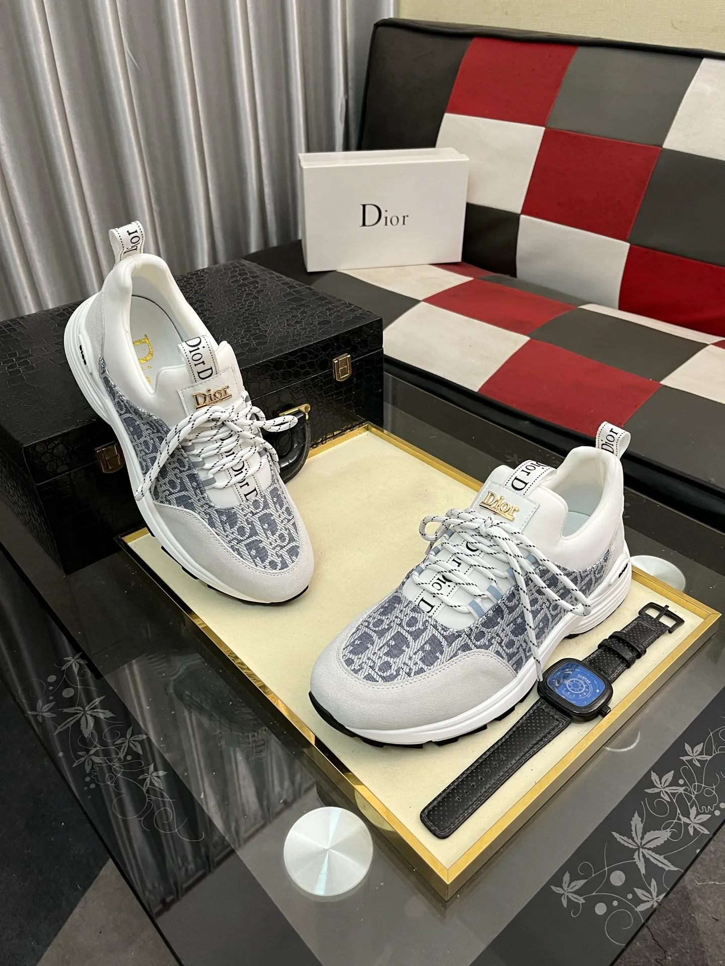 Men's Men's Shoes💰440⌚️⌚️ Dior's casual and sporty style combines the elements of dad's bag-soled shoes. It has successfully broken through the dad shoe style that has been on the streets in recent years and has become a beautiful landscape in luxury goods. The fabric is high mercerized with breathable mesh. The mesh on both sides of the shoe is made of three layers of composite technology. The bottom process uses package molding fabrics: imported high mercerized 🐂 cowhide stitching with original customized D-shaped mesh code number: 38-444️⃣ Colors available